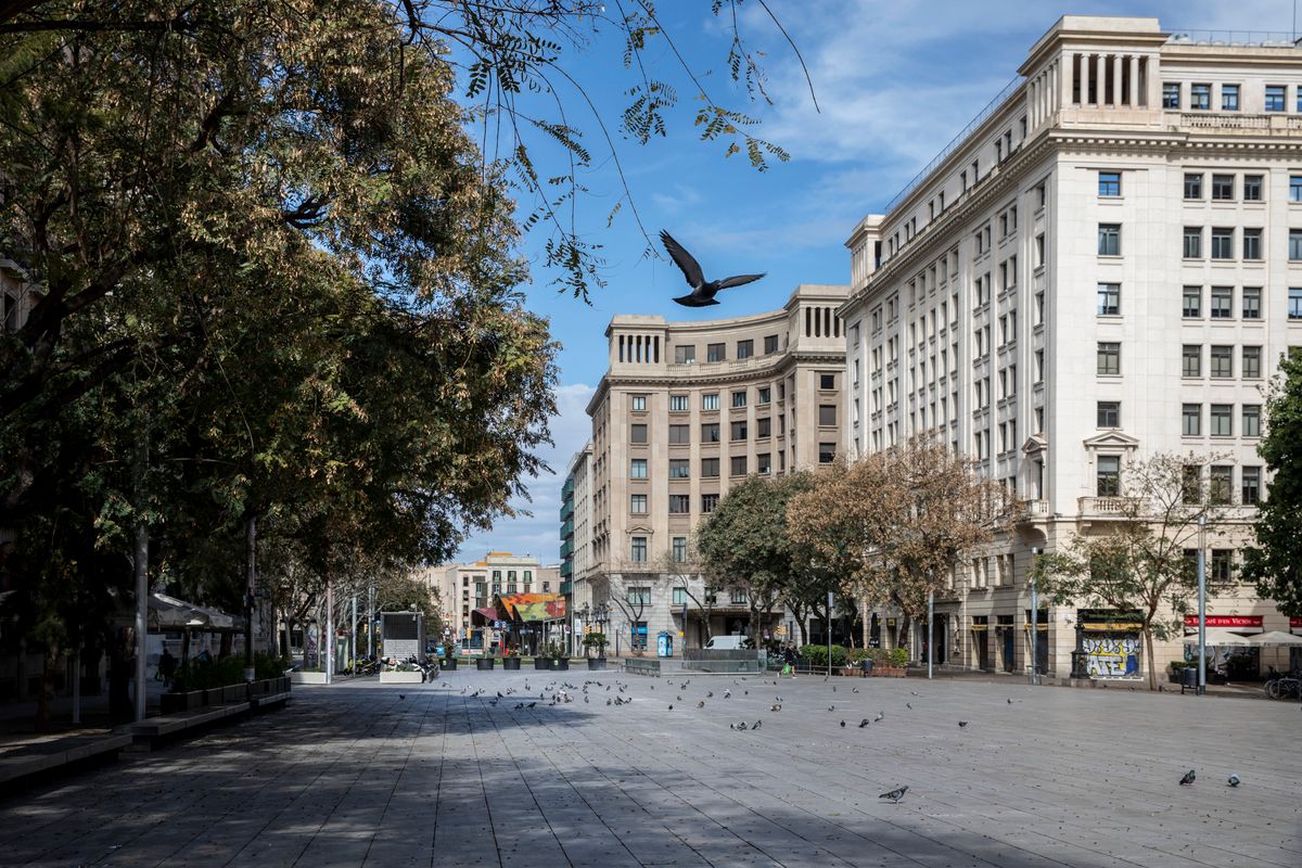 <div class='imageHoverDetail'>
             <p class='imageHoverTitle twoLineBreak'>Avinguda de la Catedral mirant cap al Mercat de Santa Caterina al fons</p>
             <p class='imageHoverAutor oneLineBreak'>Autor: Edu Bayer</p>
             <button class='imageHoverBtn'>Mostra els detalls de la imatge <span class='sr-only'>Avinguda de la Catedral mirant cap al Mercat de Santa Caterina al fons</span></button>
             </div>