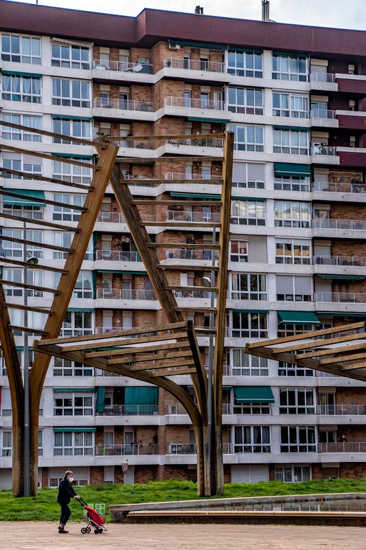 <div class='imageHoverDetail'>
             <p class='imageHoverTitle twoLineBreak'>Elements ornamentals de fusta i vidre al parc Central de Nou Barris. Pel seu ...</p>
             <p class='imageHoverAutor oneLineBreak'>Autor: Laura Guerrero</p>
             <button class='imageHoverBtn'>Mostra els detalls de la imatge <span class='sr-only'>Elements ornamentals de fusta i vidre al parc Central de Nou Barris. Pel seu ...</span></button>
             </div>