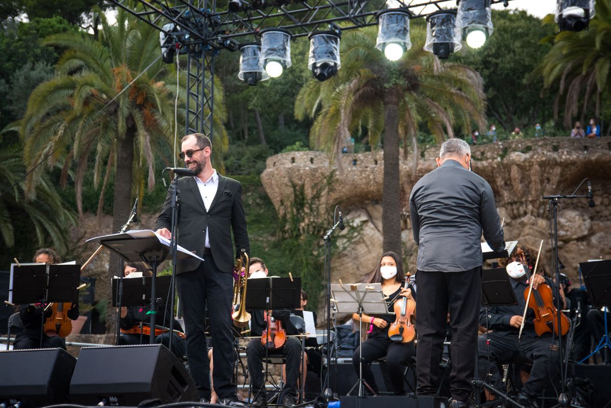 <div class='imageHoverDetail'>
             <p class='imageHoverTitle twoLineBreak'>Concert "Vozes & Ray Colom: Sketches of Spain" dins de "La Mercè és Música" a...</p>
             <p class='imageHoverAutor oneLineBreak'>Autor: Víctor Parreño Vidiella</p>
             <button class='imageHoverBtn'>Mostra els detalls de la imatge <span class='sr-only'>Concert "Vozes & Ray Colom: Sketches of Spain" dins de "La Mercè és Música" a...</span></button>
             </div>