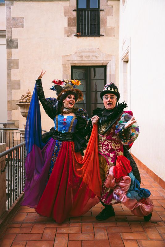 <div class='imageHoverDetail'>
             <p class='imageHoverTitle twoLineBreak'>El rei Carnestoltes i la reina Belluga al pati de la Virreina</p>
             <p class='imageHoverAutor oneLineBreak'>Autor: Marc Grifo</p>
             <button class='imageHoverBtn'>Mostra els detalls de la imatge <span class='sr-only'>El rei Carnestoltes i la reina Belluga al pati de la Virreina</span></button>
             </div>