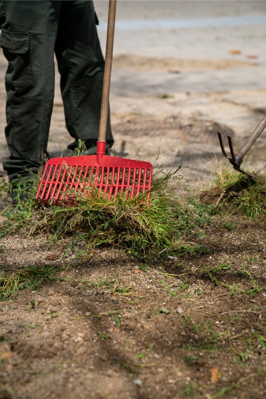 <div class='imageHoverDetail'>
             <p class='imageHoverTitle twoLineBreak'>Un jardiner passa el rasclet per netejar el terra d'herbes</p>
             <p class='imageHoverAutor oneLineBreak'>Autor: Mariona Gil</p>
             <button class='imageHoverBtn'>Mostra els detalls de la imatge <span class='sr-only'>Un jardiner passa el rasclet per netejar el terra d'herbes</span></button>
             </div>