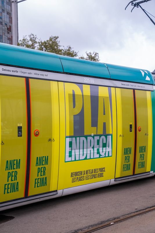 
             Publicidad del Pla Endreça integrada en el tranvía de Barcelona.
             Autor: Paula Jaume
             Ver los detalles de la imagen Publicidad del Pla Endreça integrada en el tranvía de Barcelona.
             