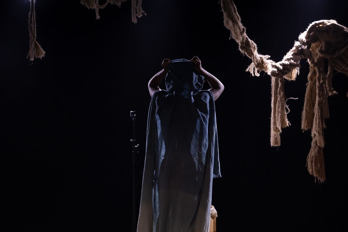 <div class='imageHoverDetail'>
             <p class='imageHoverTitle twoLineBreak'>Kathy Sey interactuant amb l’escenografia a l’espectacle visual i teatral</p>
             <p class='imageHoverAutor oneLineBreak'>Autor: Martí Petit</p>
             <button class='imageHoverBtn'>Mostra els detalls de la imatge <span class='sr-only'>Kathy Sey interactuant amb l’escenografia a l’espectacle visual i teatral</span></button>
             </div>