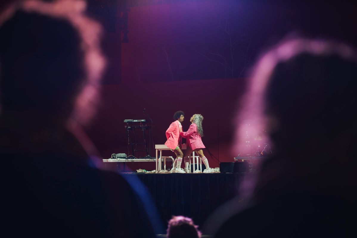 <div class='imageHoverDetail'>
             <p class='imageHoverTitle twoLineBreak'>Espectáculo teatral en el marco del Barcelona Festival de Navidad</p>
             <p class='imageHoverAutor oneLineBreak'>Autor: Alice Brazzit</p>
             <button class='imageHoverBtn'>Ver los detalles de la imagen <span class='sr-only'>Espectáculo teatral en el marco del Barcelona Festival de Navidad</span></button>
             </div>