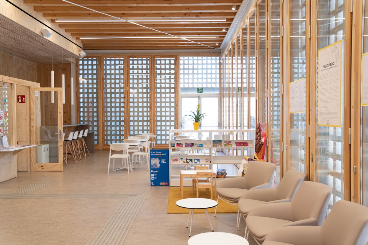 
             Vestíbul del Centre de Vida Comunitària Trinitat Vella on es troba el servei ...
             Autor: Martí Petit
             Mostra els detalls de la imatge Vestíbul del Centre de Vida Comunitària Trinitat Vella on es troba el servei ...
             