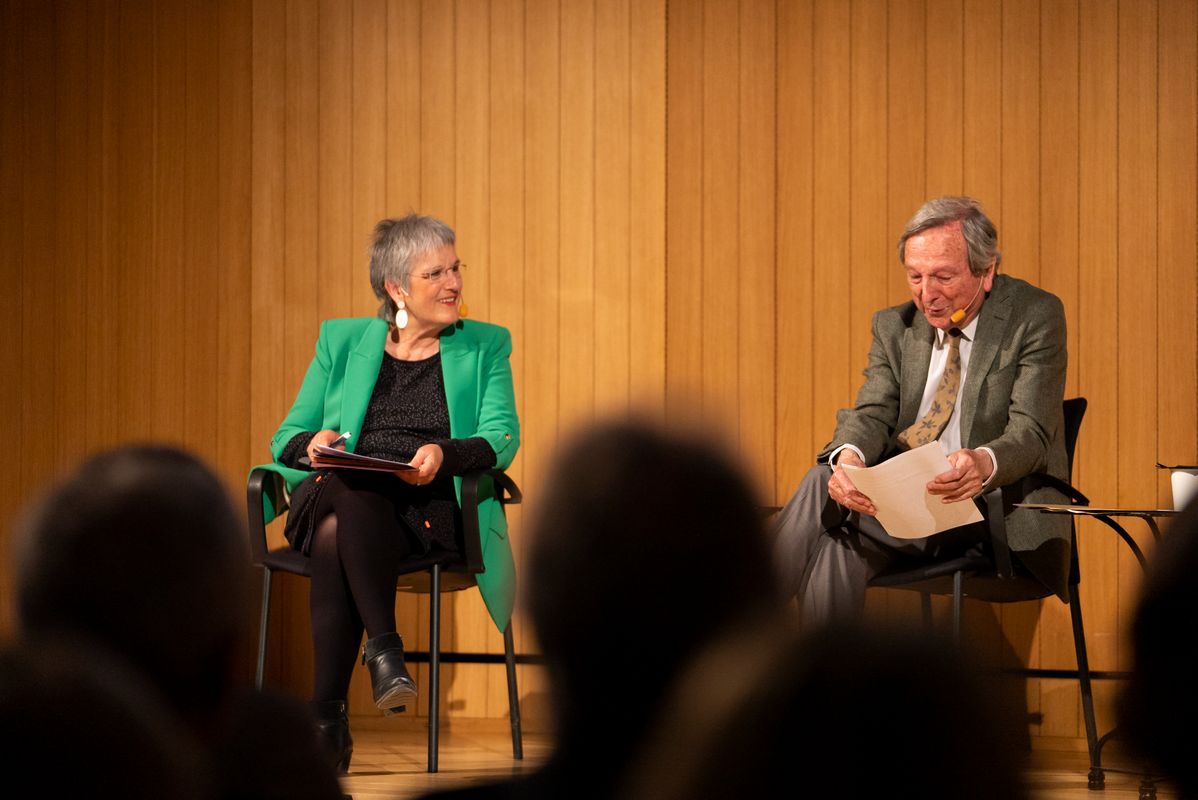 <div class='imageHoverDetail'>
             <p class='imageHoverTitle twoLineBreak'>Intervenció de Milagros Pérez-Oliva en l’acte d’homenatge a Oriol Bohigas en...</p>
             <p class='imageHoverAutor oneLineBreak'>Autor: Laura Piqué</p>
             <button class='imageHoverBtn'>Mostra els detalls de la imatge <span class='sr-only'>Intervenció de Milagros Pérez-Oliva en l’acte d’homenatge a Oriol Bohigas en...</span></button>
             </div>