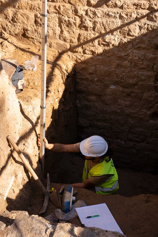 <div class='imageHoverDetail'>
             <p class='imageHoverTitle twoLineBreak'>Arqueòloga mesurant les restes arqueològiques localitzades durant les obres d...</p>
             <p class='imageHoverAutor oneLineBreak'>Autor: Martí Petit</p>
             <button class='imageHoverBtn'>Mostra els detalls de la imatge <span class='sr-only'>Arqueòloga mesurant les restes arqueològiques localitzades durant les obres d...</span></button>
             </div>