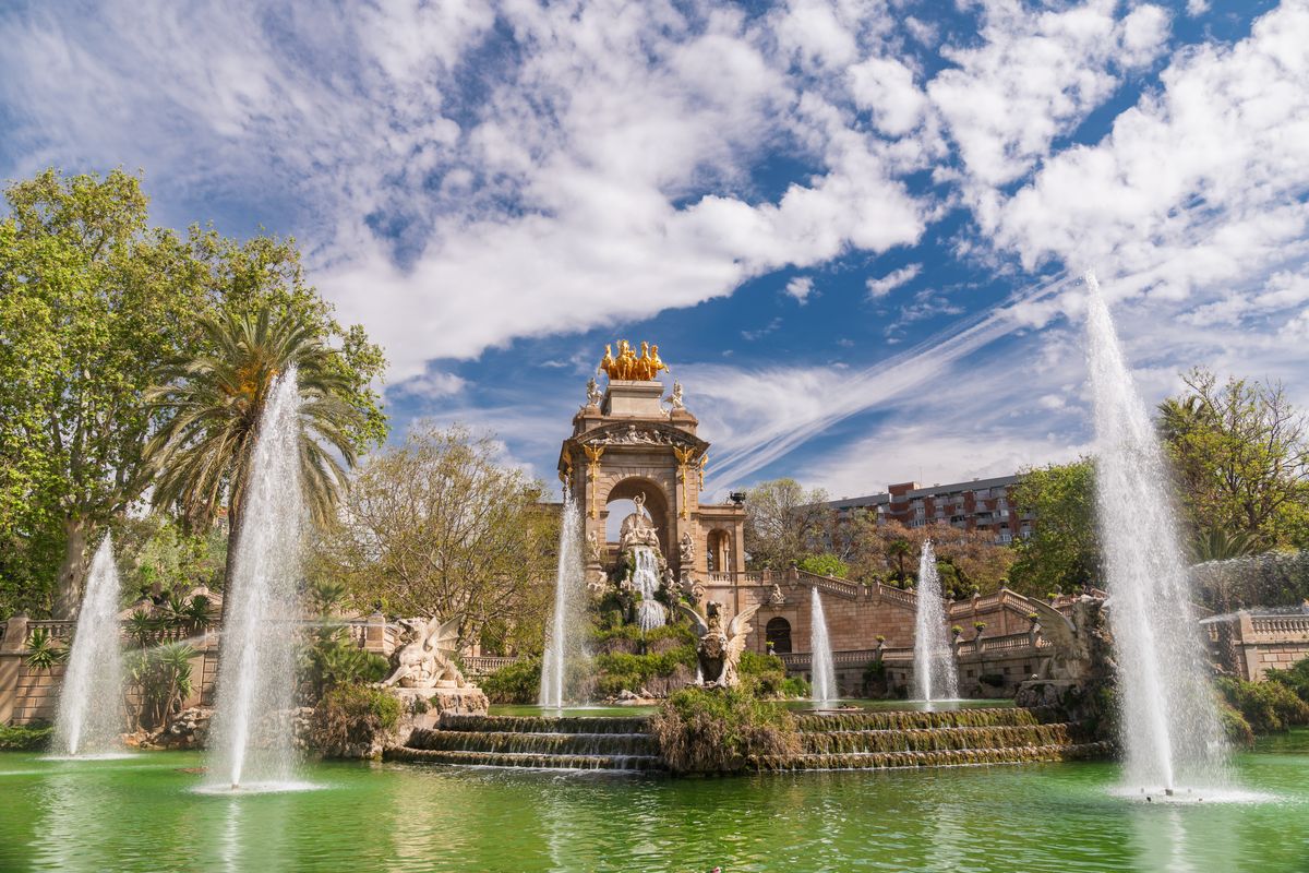 <div class='imageHoverDetail'>
             <p class='imageHoverTitle twoLineBreak'>Cascada monumental del parc de la Ciutadella i les fonts brollant aigua</p>
             <p class='imageHoverAutor oneLineBreak'>Autor: Josbel A. Tinoco</p>
             <button class='imageHoverBtn'>Mostra els detalls de la imatge <span class='sr-only'>Cascada monumental del parc de la Ciutadella i les fonts brollant aigua</span></button>
             </div>