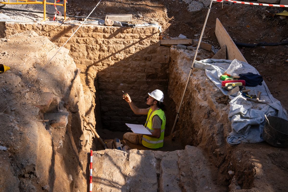 <div class='imageHoverDetail'>
             <p class='imageHoverTitle twoLineBreak'>El Servei d’Arqueologia de Barcelona donant indicacions sobre les restes arqu...</p>
             <p class='imageHoverAutor oneLineBreak'>Autor: Martí Petit</p>
             <button class='imageHoverBtn'>Mostra els detalls de la imatge <span class='sr-only'>El Servei d’Arqueologia de Barcelona donant indicacions sobre les restes arqu...</span></button>
             </div>