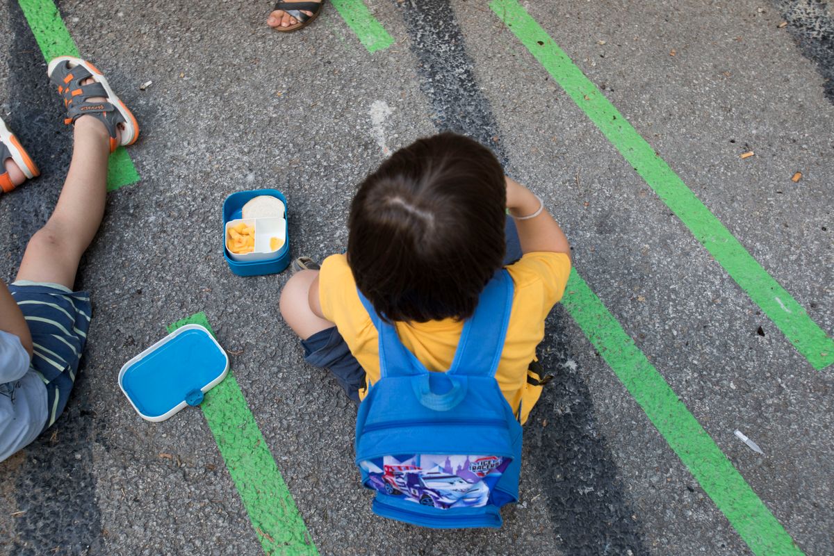
             Infant assegut al terra de la zona pacificada davant de l’Escola Pública Sagr...
             Autor: Òscar Giralt
             Mostra els detalls de la imatge Infant assegut al terra de la zona pacificada davant de l’Escola Pública Sagr...
             