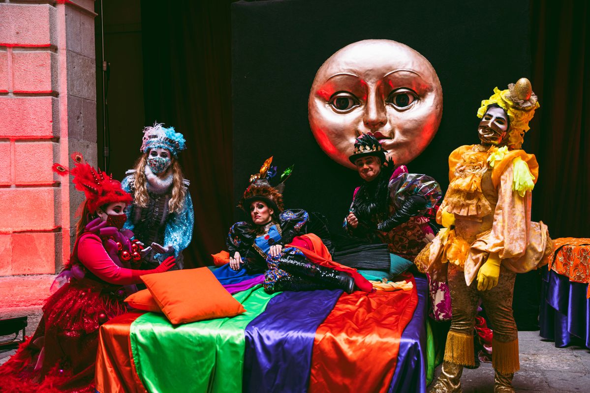 <div class='imageHoverDetail'>
             <p class='imageHoverTitle twoLineBreak'>Seguici del rei Carnestoltes (Tòtil Tocatdelala) i la reina Belluga estirats ...</p>
             <p class='imageHoverAutor oneLineBreak'>Autor: Marc Grifo</p>
             <button class='imageHoverBtn'>Mostra els detalls de la imatge <span class='sr-only'>Seguici del rei Carnestoltes (Tòtil Tocatdelala) i la reina Belluga estirats ...</span></button>
             </div>