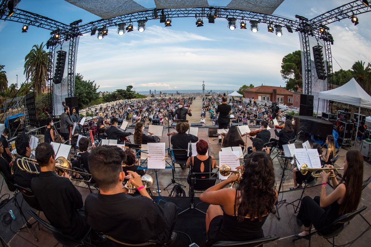 <div class='imageHoverDetail'>
             <p class='imageHoverTitle twoLineBreak'>Vista dels espectadors i músics des del fons de l'escenari durant el concert ...</p>
             <p class='imageHoverAutor oneLineBreak'>Autor: Víctor Parreño Vidiella</p>
             <button class='imageHoverBtn'>Mostra els detalls de la imatge <span class='sr-only'>Vista dels espectadors i músics des del fons de l'escenari durant el concert ...</span></button>
             </div>