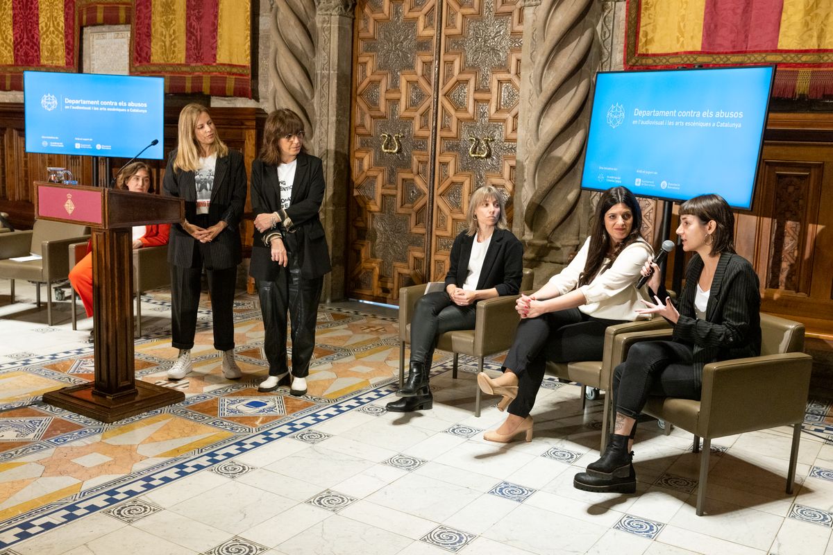 
             Intervención, en el turno de preguntas, de Aina Troncoso. A su lado, Carla Va...
             Autor: Edu Bayer
             Ver los detalles de la imagen Intervención, en el turno de preguntas, de Aina Troncoso. A su lado, Carla Va...
             