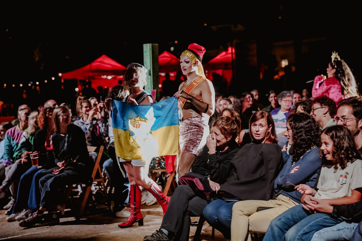 <div class='imageHoverDetail'>
             <p class='imageHoverTitle twoLineBreak'>Dos "drag-queen" participant a l'espectacle "Glòria a la patrona princesa de ...</p>
             <p class='imageHoverAutor oneLineBreak'>Autor: Andrea Silván</p>
             <button class='imageHoverBtn'>Mostra els detalls de la imatge <span class='sr-only'>Dos "drag-queen" participant a l'espectacle "Glòria a la patrona princesa de ...</span></button>
             </div>