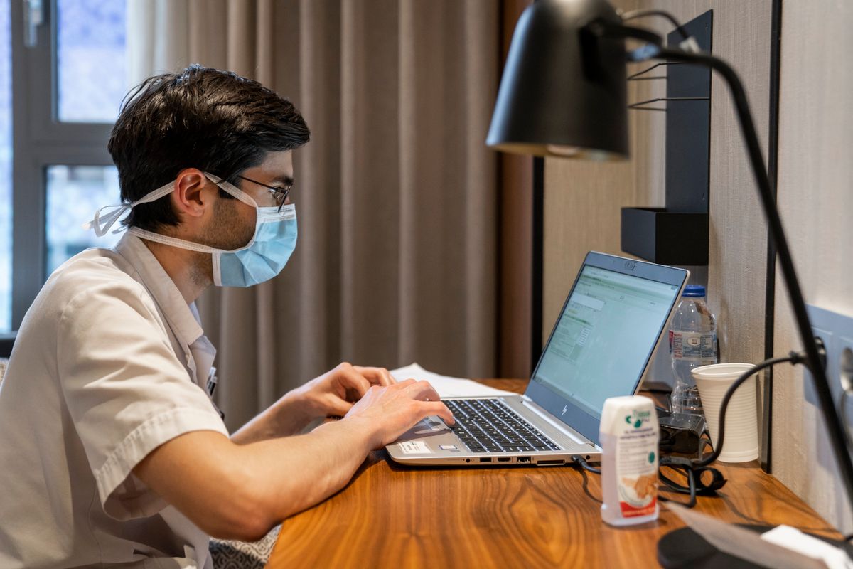 <div class='imageHoverDetail'>
             <p class='imageHoverTitle twoLineBreak'>Hotel Catalonia Plaza. Un dels doctors treballant davant de l’ordinador portà...</p>
             <p class='imageHoverAutor oneLineBreak'>Autor: Isaac Planella</p>
             <button class='imageHoverBtn'>Mostra els detalls de la imatge <span class='sr-only'>Hotel Catalonia Plaza. Un dels doctors treballant davant de l’ordinador portà...</span></button>
             </div>