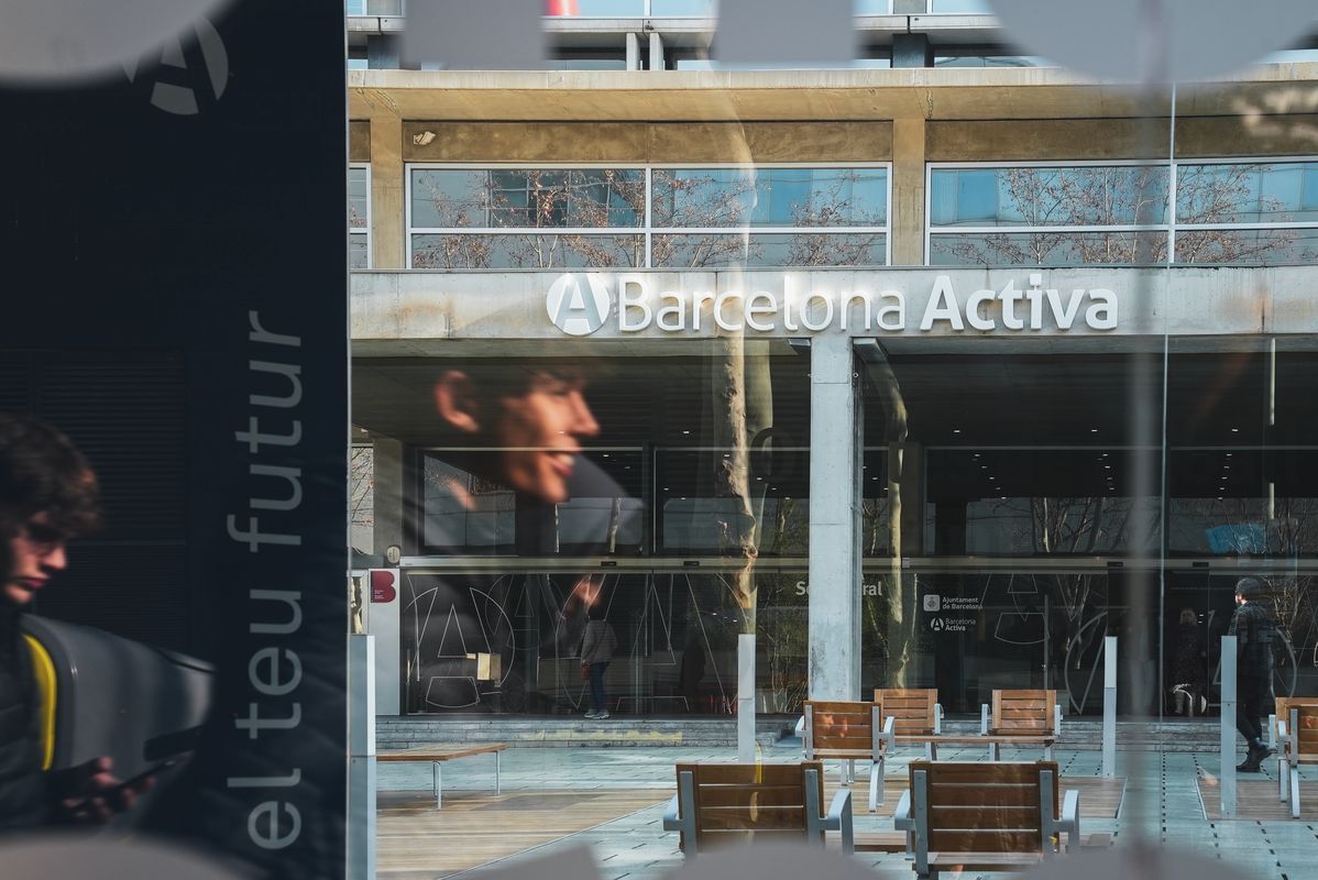 
             Rètol de Barcelona Activa amb vista als bancs de l’exterior del Centre per al...
             Autor: Josbel A. Tinoco
             Mostra els detalls de la imatge Rètol de Barcelona Activa amb vista als bancs de l’exterior del Centre per al...
             