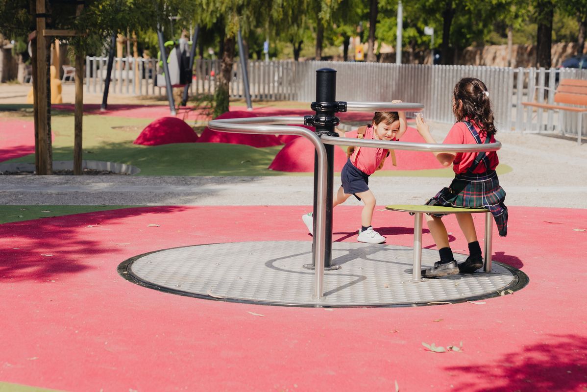 
             Dos niños están subidos en un carrusel infantil en la plaza de Emili Mira
             Autor: Isaac Carbonell
             Ver los detalles de la imagen Dos niños están subidos en un carrusel infantil en la plaza de Emili Mira
             