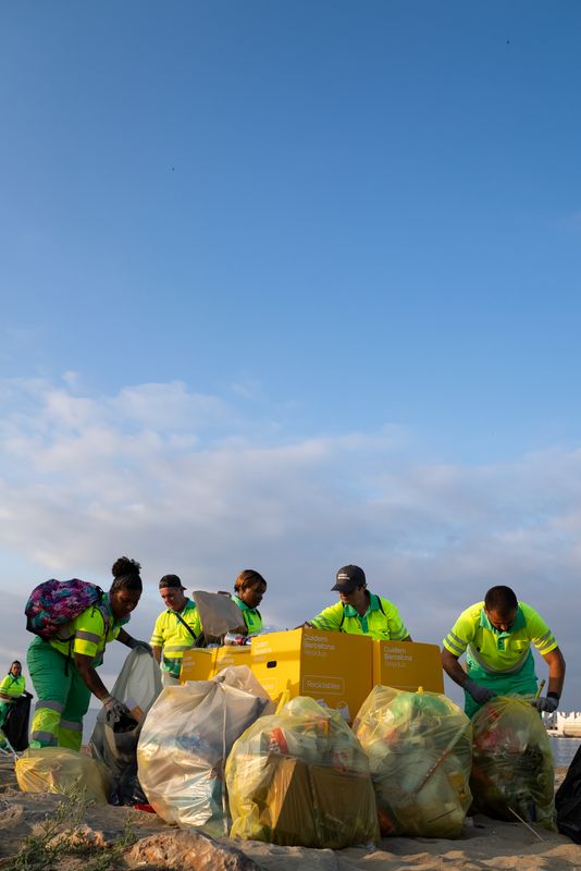 <div class='imageHoverDetail'>
             <p class='imageHoverTitle twoLineBreak'>Operaris de neteja recullen els residus de la platja de la Nova Icària despré...</p>
             <p class='imageHoverAutor oneLineBreak'>Autor: Àlex Losada</p>
             <button class='imageHoverBtn'>Mostra els detalls de la imatge <span class='sr-only'>Operaris de neteja recullen els residus de la platja de la Nova Icària despré...</span></button>
             </div>