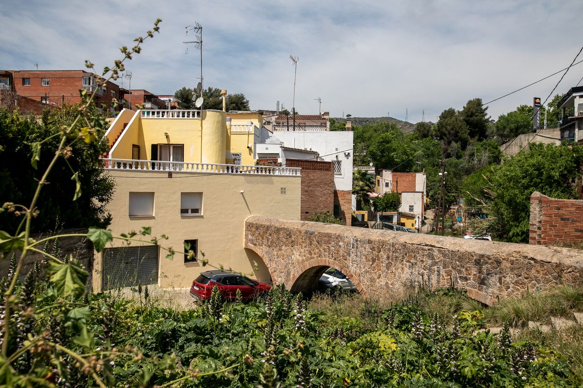 <div class='imageHoverDetail'>
             <p class='imageHoverTitle twoLineBreak'>Cases al barri d'Horta amb les antigues canalitzacions d'aigua</p>
             <p class='imageHoverAutor oneLineBreak'>Autor: Edu Bayer</p>
             <button class='imageHoverBtn'>Mostra els detalls de la imatge <span class='sr-only'>Cases al barri d'Horta amb les antigues canalitzacions d'aigua</span></button>
             </div>