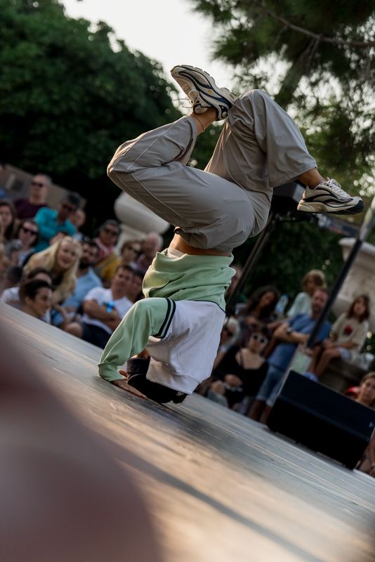 <div class='imageHoverDetail'>
             <p class='imageHoverTitle twoLineBreak'>Gente que mira una actuación de baile del acto Viu Montjuïc 2025</p>
             <p class='imageHoverAutor oneLineBreak'>Autor: Isaac Carbonell</p>
             <button class='imageHoverBtn'>Ver los detalles de la imagen <span class='sr-only'>Gente que mira una actuación de baile del acto Viu Montjuïc 2025</span></button>
             </div>