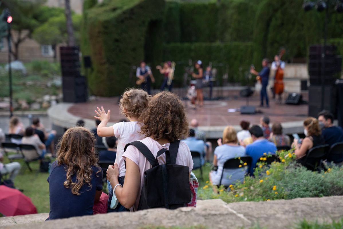 <div class='imageHoverDetail'>
             <p class='imageHoverTitle twoLineBreak'>Una família amb infants segueix des de la graderia un dels concerts organitza...</p>
             <p class='imageHoverAutor oneLineBreak'>Autor: Martí Petit</p>
             <button class='imageHoverBtn'>Mostra els detalls de la imatge <span class='sr-only'>Una família amb infants segueix des de la graderia un dels concerts organitza...</span></button>
             </div>