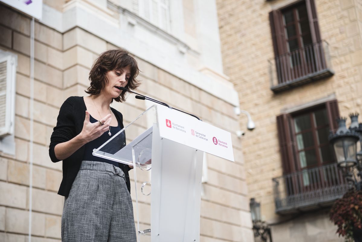 <div class='imageHoverDetail'>
             <p class='imageHoverTitle twoLineBreak'>Recital de la poetessa Maria Callís a l’acte institucional del Dia Internacio...</p>
             <p class='imageHoverAutor oneLineBreak'>Autor: Ceci Fimia</p>
             <button class='imageHoverBtn'>Mostra els detalls de la imatge <span class='sr-only'>Recital de la poetessa Maria Callís a l’acte institucional del Dia Internacio...</span></button>
             </div>