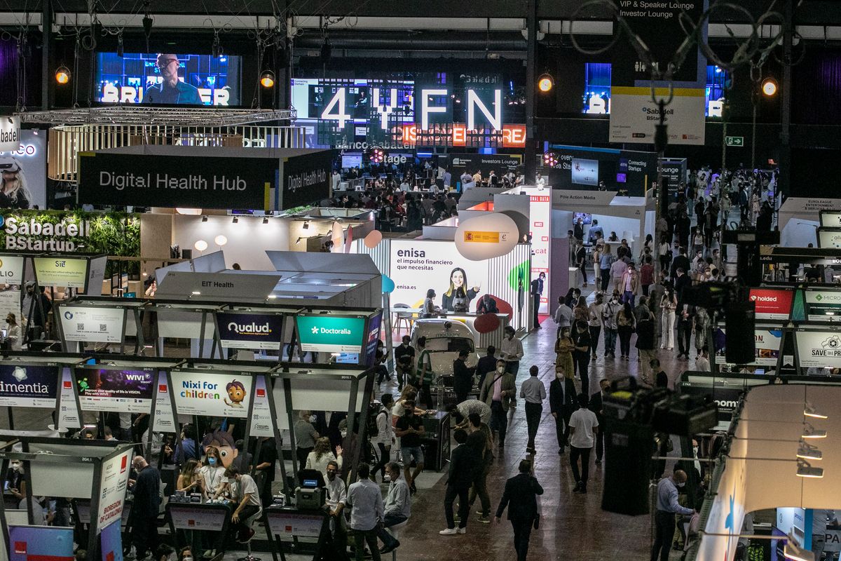 <div class='imageHoverDetail'>
             <p class='imageHoverTitle twoLineBreak'>Estands que formen part de la mostra 4YFN (Four Years From Now) en el marc de...</p>
             <p class='imageHoverAutor oneLineBreak'>Autor: Edu Bayer</p>
             <button class='imageHoverBtn'>Mostra els detalls de la imatge <span class='sr-only'>Estands que formen part de la mostra 4YFN (Four Years From Now) en el marc de...</span></button>
             </div>