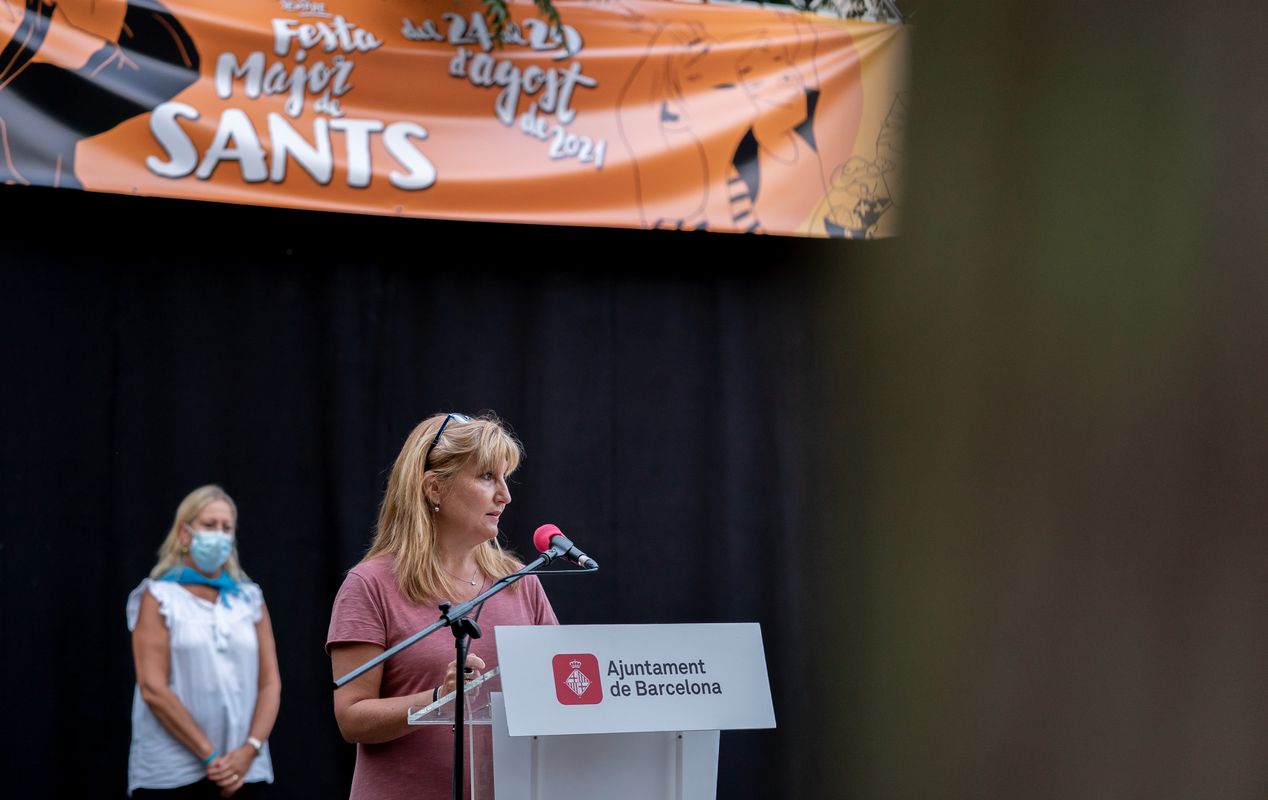 <div class='imageHoverDetail'>
             <p class='imageHoverTitle twoLineBreak'>Intervenció de la pregonera de la Festa Major de Sants, la doctora i director...</p>
             <p class='imageHoverAutor oneLineBreak'>Autor: Àlex Losada</p>
             <button class='imageHoverBtn'>Mostra els detalls de la imatge <span class='sr-only'>Intervenció de la pregonera de la Festa Major de Sants, la doctora i director...</span></button>
             </div>