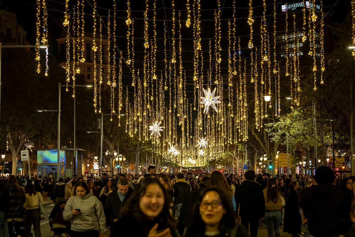 
             Multitud sota els llums de Nadal del passeig de Gràcia
             Autor: Júlia Arnau
             Mostra els detalls de la imatge Multitud sota els llums de Nadal del passeig de Gràcia
             