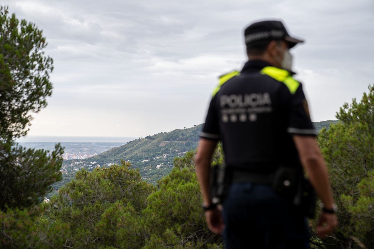 <div class='imageHoverDetail'>
             <p class='imageHoverTitle twoLineBreak'>Un agent de la Guàrdia Urbana al parc de Vallvidrera envoltat de natura</p>
             <p class='imageHoverAutor oneLineBreak'>Autor: Isaac Planella</p>
             <button class='imageHoverBtn'>Mostra els detalls de la imatge <span class='sr-only'>Un agent de la Guàrdia Urbana al parc de Vallvidrera envoltat de natura</span></button>
             </div>