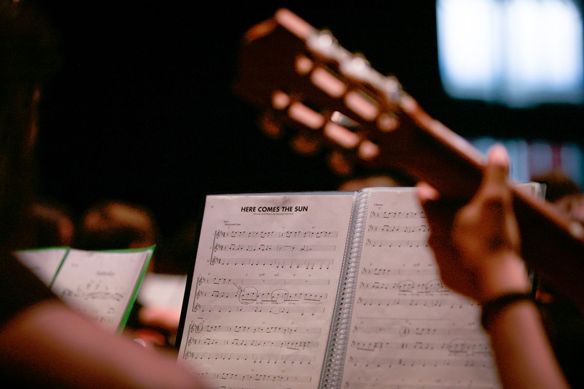 <div class='imageHoverDetail'>
             <p class='imageHoverTitle twoLineBreak'>Alumnes tocant amb guitarres la partitura de ‘Here comes the sun’.</p>
             <p class='imageHoverAutor oneLineBreak'>Autor: Joel Codina</p>
             <button class='imageHoverBtn'>Mostra els detalls de la imatge <span class='sr-only'>Alumnes tocant amb guitarres la partitura de ‘Here comes the sun’.</span></button>
             </div>