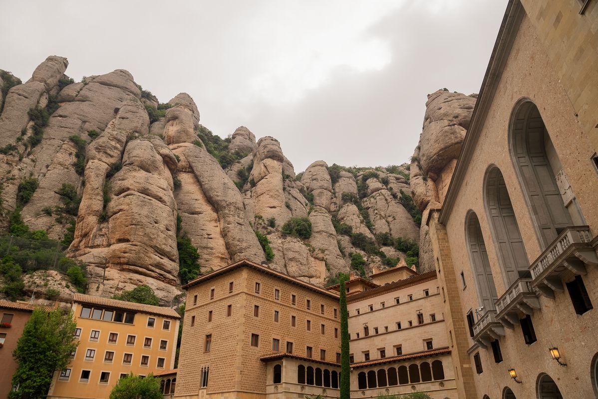
             Muntanyes de Montserrat i plaça del Monestir.
             Autor: Josbel A. Tinoco
             Mostra els detalls de la imatge Muntanyes de Montserrat i plaça del Monestir.
             