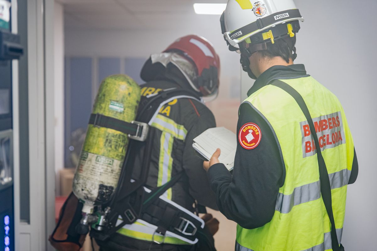 <div class='imageHoverDetail'>
             <p class='imageHoverTitle twoLineBreak'>Dos membres del cos dels Bombers de Barcelona a l’interior de l’edifici amb f...</p>
             <p class='imageHoverAutor oneLineBreak'>Autor: Sergio Ramos Ladevesa</p>
             <button class='imageHoverBtn'>Mostra els detalls de la imatge <span class='sr-only'>Dos membres del cos dels Bombers de Barcelona a l’interior de l’edifici amb f...</span></button>
             </div>