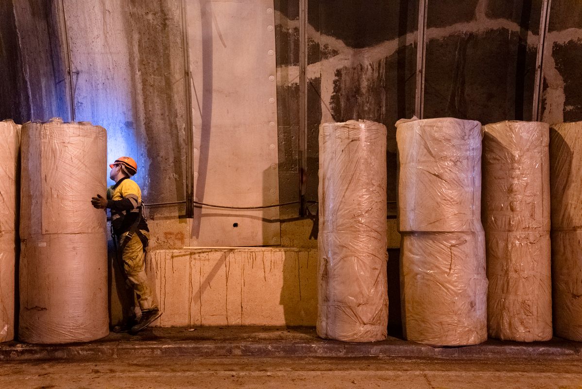 
             Obrer treballant en les obres del túnel de la Rovira
             Autor: Martí Petit
             Mostra els detalls de la imatge Obrer treballant en les obres del túnel de la Rovira
             