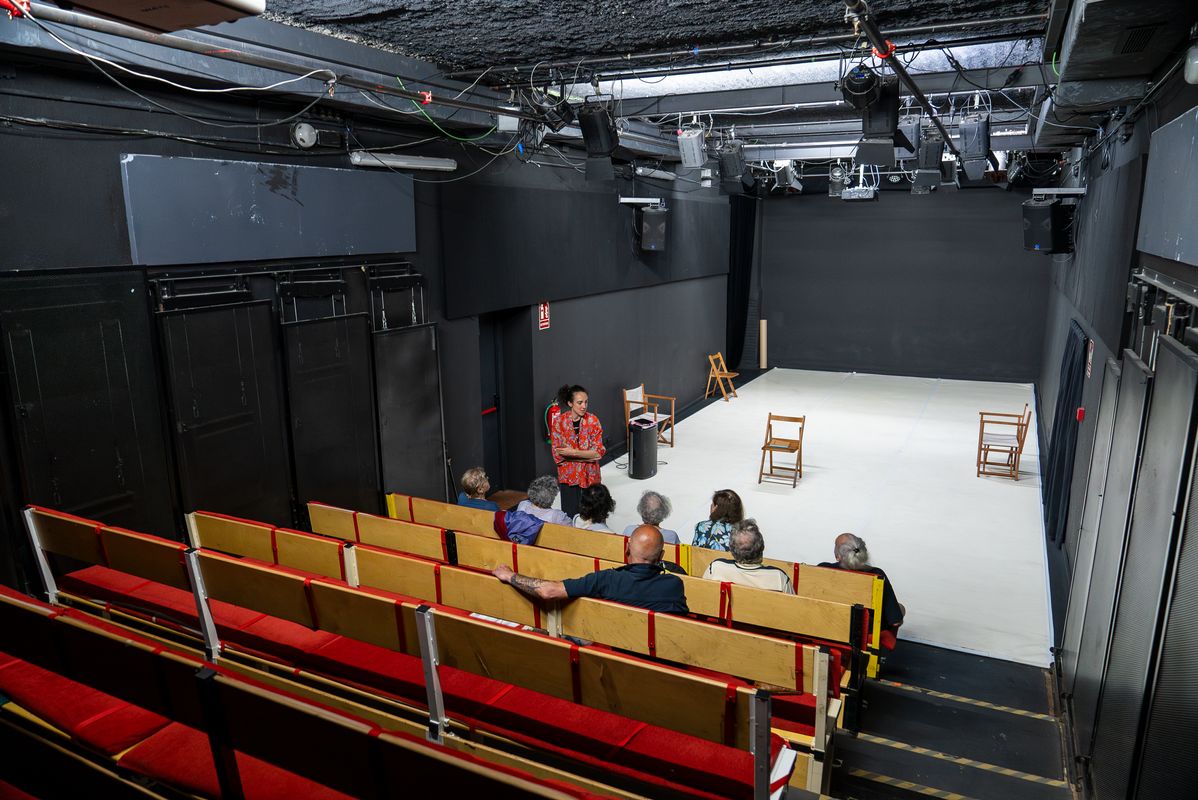 
             Escenari de la sala de teatre de l’Antic Teatre amb gent asseguda a les butaques
             
             Mostra els detalls de la imatge Escenari de la sala de teatre de l’Antic Teatre amb gent asseguda a les butaques
             
