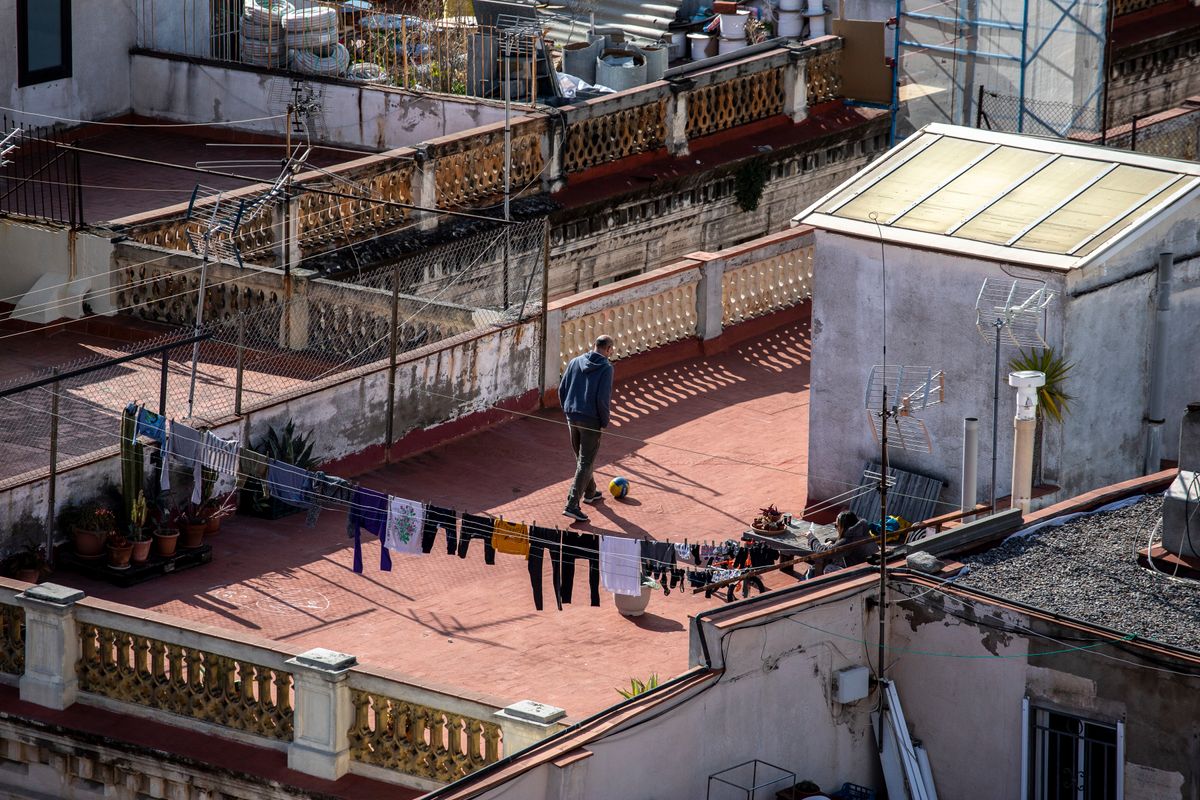 <div class='imageHoverDetail'>
             <p class='imageHoverTitle twoLineBreak'>Vistes de Barcelona des del mirador de Maria Aurèlia Capmany. Detall d’un ter...</p>
             <p class='imageHoverAutor oneLineBreak'>Autor: Edu Bayer</p>
             <button class='imageHoverBtn'>Mostra els detalls de la imatge <span class='sr-only'>Vistes de Barcelona des del mirador de Maria Aurèlia Capmany. Detall d’un ter...</span></button>
             </div>