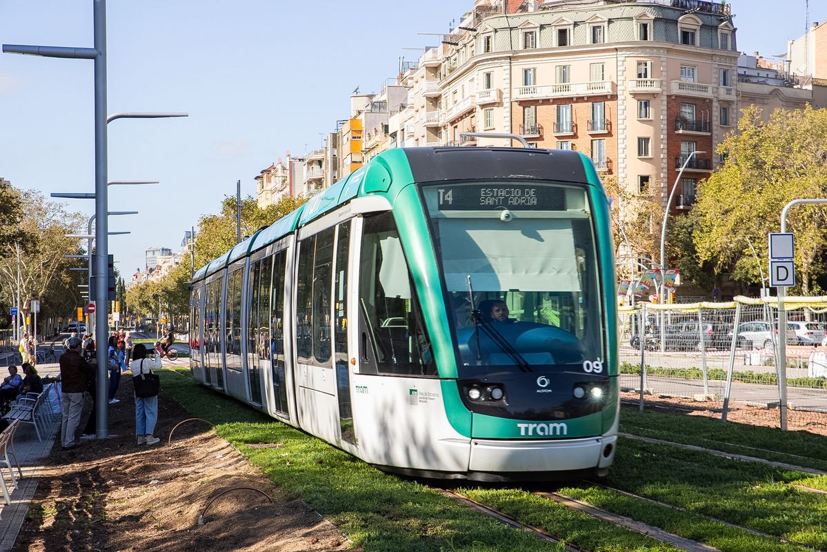 
             Tramvia durant la marxa en blanc pel nou tram de la Diagonal
             Autor: Sortkat
             Mostra els detalls de la imatge Tramvia durant la marxa en blanc pel nou tram de la Diagonal
             