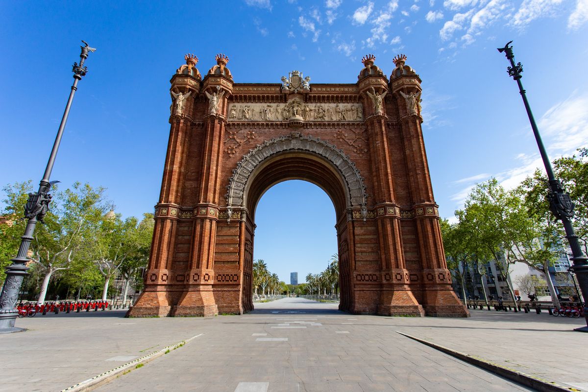 <div class='imageHoverDetail'>
             <p class='imageHoverTitle twoLineBreak'>Arc de Triomf. Districte de Ciutat Vella. Barri de Sant Pere, Santa Caterina ...</p>
             <p class='imageHoverAutor oneLineBreak'>Autor: Marc Lozano</p>
             <button class='imageHoverBtn'>Mostra els detalls de la imatge <span class='sr-only'>Arc de Triomf. Districte de Ciutat Vella. Barri de Sant Pere, Santa Caterina ...</span></button>
             </div>