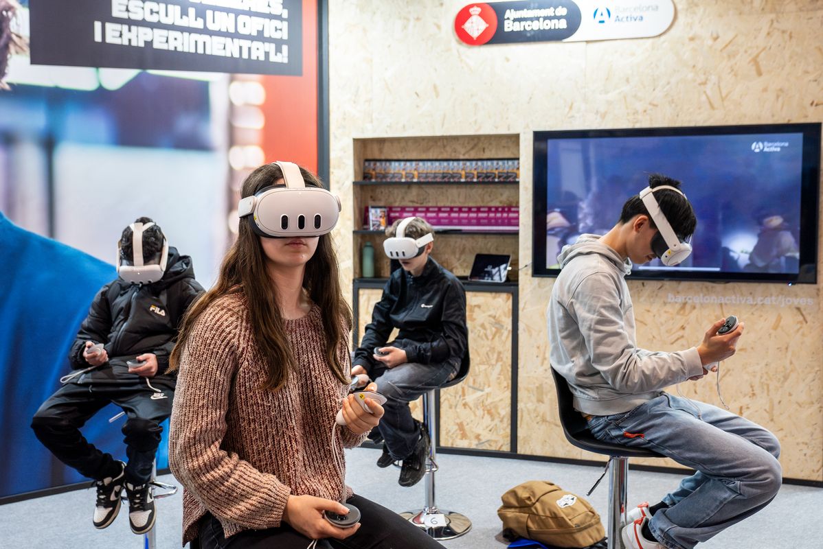 <div class='imageHoverDetail'>
             <p class='imageHoverTitle twoLineBreak'>Joves amb ulleres de realitat virtual en el Saló de l’Ensenyament</p>
             <p class='imageHoverAutor oneLineBreak'>Autor: Júlia Arnau</p>
             <button class='imageHoverBtn'>Mostra els detalls de la imatge <span class='sr-only'>Joves amb ulleres de realitat virtual en el Saló de l’Ensenyament</span></button>
             </div>