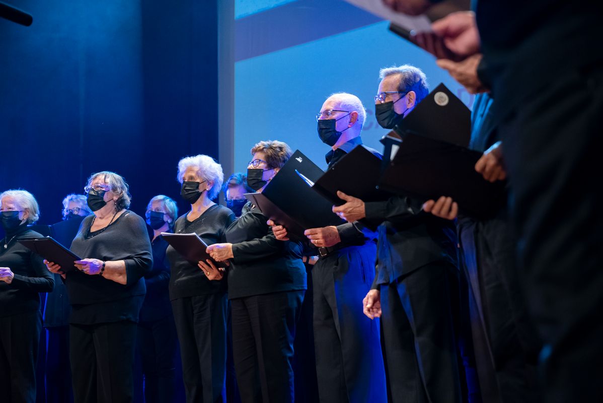 <div class='imageHoverDetail'>
             <p class='imageHoverTitle twoLineBreak'>Moment de l'actuació de la coral Canta Gran durant la presentació del documental</p>
             <p class='imageHoverAutor oneLineBreak'>Autor: Àlex Losada</p>
             <button class='imageHoverBtn'>Mostra els detalls de la imatge <span class='sr-only'>Moment de l'actuació de la coral Canta Gran durant la presentació del documental</span></button>
             </div>