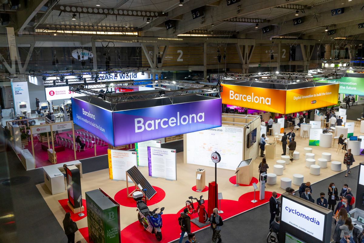 <div class='imageHoverDetail'>
             <p class='imageHoverTitle twoLineBreak'>Vista en alçada de la zona de l'estand de l'Ajuntament de Barcelona a l'Smart...</p>
             <p class='imageHoverAutor oneLineBreak'>Autor: Messeret Martinez</p>
             <button class='imageHoverBtn'>Mostra els detalls de la imatge <span class='sr-only'>Vista en alçada de la zona de l'estand de l'Ajuntament de Barcelona a l'Smart...</span></button>
             </div>