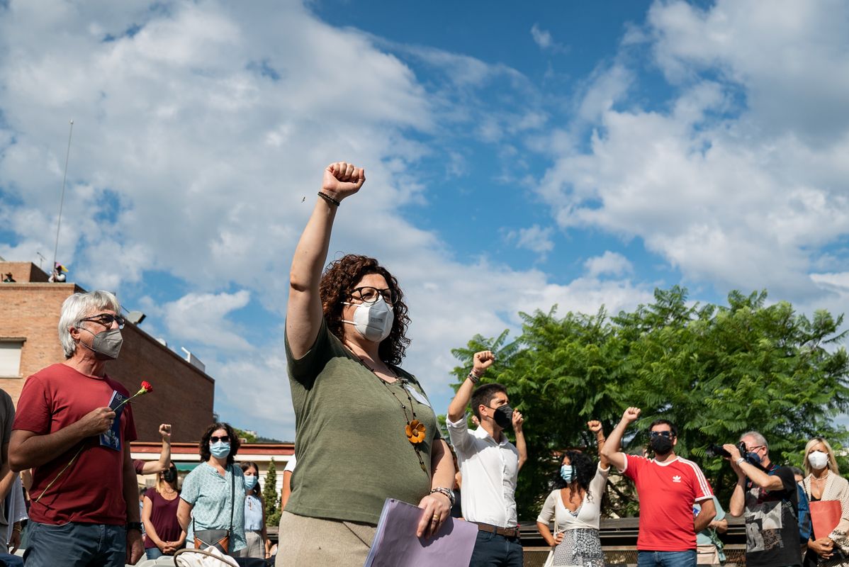 <div class='imageHoverDetail'>
             <p class='imageHoverTitle twoLineBreak'>Verónica Dávalos, filla d'Eulogio Dávalos, amb el puny alçat amb altres assis...</p>
             <p class='imageHoverAutor oneLineBreak'>Autor: Àlex Losada</p>
             <button class='imageHoverBtn'>Mostra els detalls de la imatge <span class='sr-only'>Verónica Dávalos, filla d'Eulogio Dávalos, amb el puny alçat amb altres assis...</span></button>
             </div>