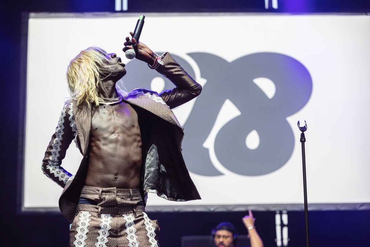 <div class='imageHoverDetail'>
             <p class='imageHoverTitle twoLineBreak'>Actuació del músic parisenc Le Diouck dins del BAM 2021 a l'escenari del Moll...</p>
             <p class='imageHoverAutor oneLineBreak'>Autor: Xavi Torrent</p>
             <button class='imageHoverBtn'>Mostra els detalls de la imatge <span class='sr-only'>Actuació del músic parisenc Le Diouck dins del BAM 2021 a l'escenari del Moll...</span></button>
             </div>