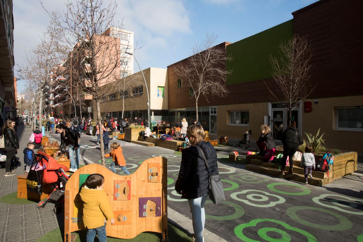 <div class='imageHoverDetail'>
             <p class='imageHoverTitle twoLineBreak'>Famílies amb infants a la festa del “Protegim les escoles” de l'entorn pacifi...</p>
             <p class='imageHoverAutor oneLineBreak'>Autor: Òscar Giralt</p>
             <button class='imageHoverBtn'>Mostra els detalls de la imatge <span class='sr-only'>Famílies amb infants a la festa del “Protegim les escoles” de l'entorn pacifi...</span></button>
             </div>