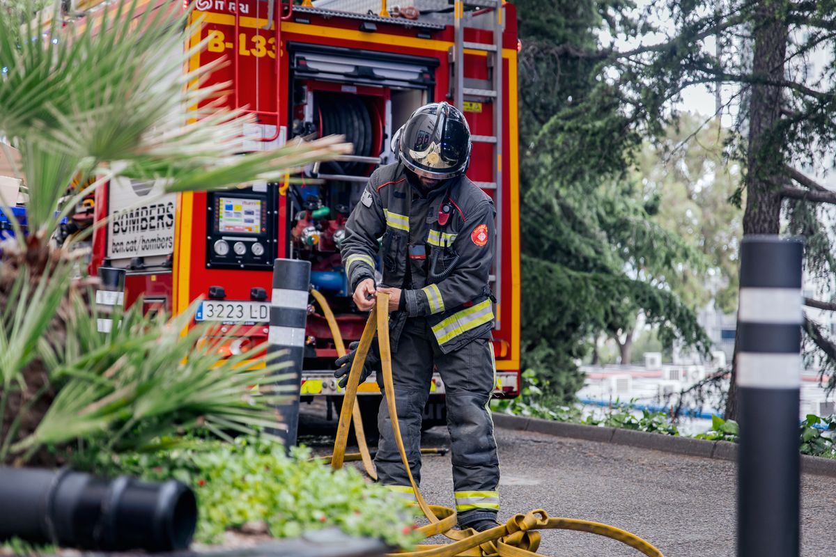 <div class='imageHoverDetail'>
             <p class='imageHoverTitle twoLineBreak'>Un Bomber de Barcelona prepara les mànegues d’aigua del vehicle d’autobomba l...</p>
             <p class='imageHoverAutor oneLineBreak'>Autor: Sergio Ramos Ladevesa</p>
             <button class='imageHoverBtn'>Mostra els detalls de la imatge <span class='sr-only'>Un Bomber de Barcelona prepara les mànegues d’aigua del vehicle d’autobomba l...</span></button>
             </div>