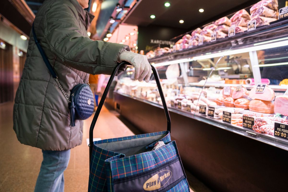 <div class='imageHoverDetail'>
             <p class='imageHoverTitle twoLineBreak'>Mercat del Ninot. Una clienta amb guants i carret compra en una parada de car...</p>
             <p class='imageHoverAutor oneLineBreak'>Autor: Isaac Planella</p>
             <button class='imageHoverBtn'>Mostra els detalls de la imatge <span class='sr-only'>Mercat del Ninot. Una clienta amb guants i carret compra en una parada de car...</span></button>
             </div>