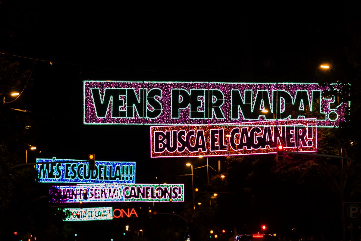 <div class='imageHoverDetail'>
             <p class='imageHoverTitle twoLineBreak'>Luces de Navidad con frases relacionadas con la Navidad, en la calle de Aragó...</p>
             <p class='imageHoverAutor oneLineBreak'>Autor: Josbel A. Tinoco</p>
             <button class='imageHoverBtn'>Ver los detalles de la imagen <span class='sr-only'>Luces de Navidad con frases relacionadas con la Navidad, en la calle de Aragó...</span></button>
             </div>