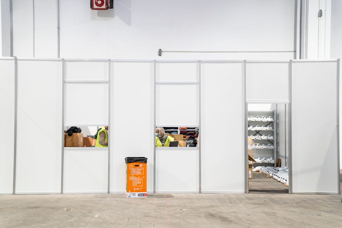 <div class='imageHoverDetail'>
             <p class='imageHoverTitle twoLineBreak'>Pavelló per a persones sense llar. Punt d’atenció i de repartiment de roba, s...</p>
             <p class='imageHoverAutor oneLineBreak'>Autor: Clara Soler Chopo</p>
             <button class='imageHoverBtn'>Mostra els detalls de la imatge <span class='sr-only'>Pavelló per a persones sense llar. Punt d’atenció i de repartiment de roba, s...</span></button>
             </div>