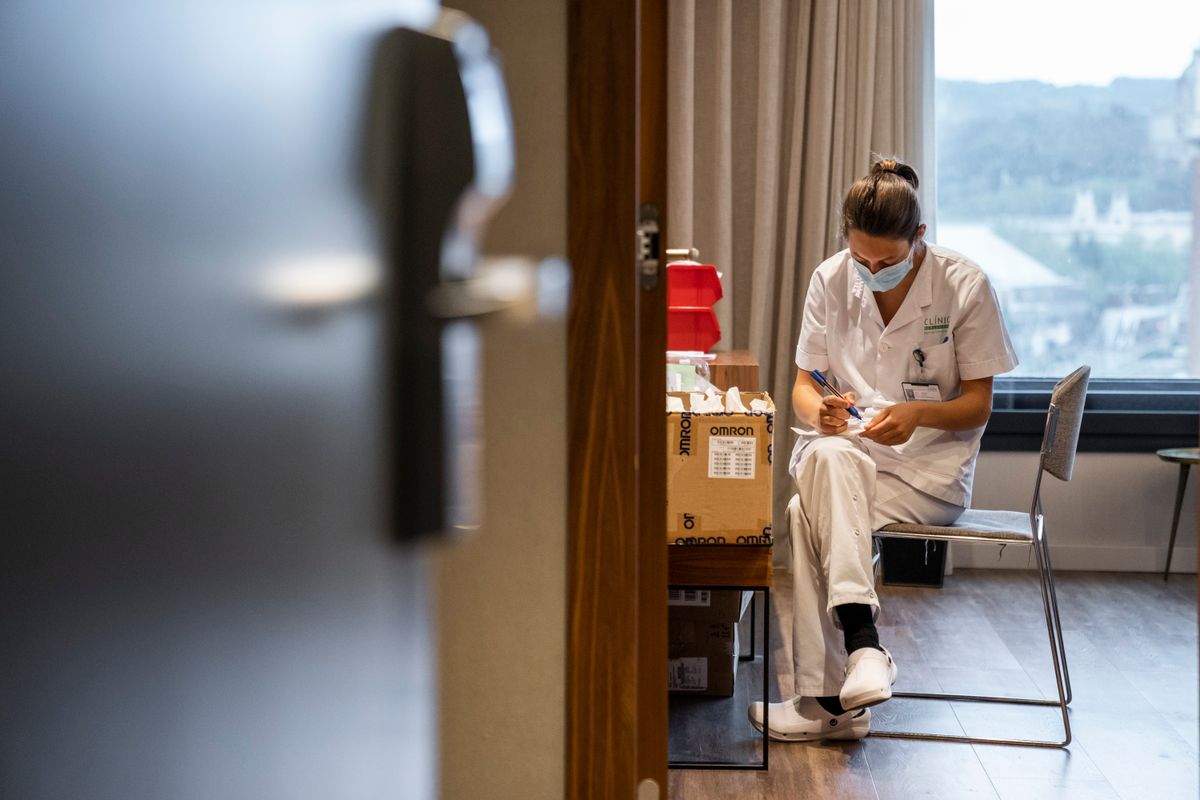 <div class='imageHoverDetail'>
             <p class='imageHoverTitle twoLineBreak'>Hotel Catalonia Plaza. Una de les habitacions amb una membre del personal san...</p>
             <p class='imageHoverAutor oneLineBreak'>Autor: Isaac Planella</p>
             <button class='imageHoverBtn'>Mostra els detalls de la imatge <span class='sr-only'>Hotel Catalonia Plaza. Una de les habitacions amb una membre del personal san...</span></button>
             </div>