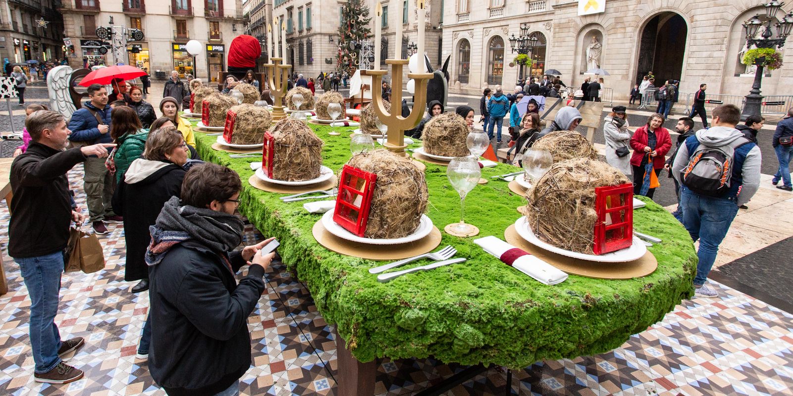 <div class='imageHoverDetail'>
             <p class='imageHoverTitle twoLineBreak'>Públic mirant el pessebre</p>
             <p class='imageHoverAutor oneLineBreak'>Autor: Marc Lozano</p>
             <button class='imageHoverBtn'>Mostra els detalls de la imatge <span class='sr-only'>Públic mirant el pessebre</span></button>
             </div>